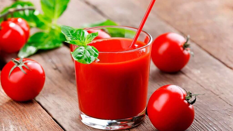 Uống nước ép cà chua hàng ngày sẽ giúp vết thâm mụn mờ đi đáng kể