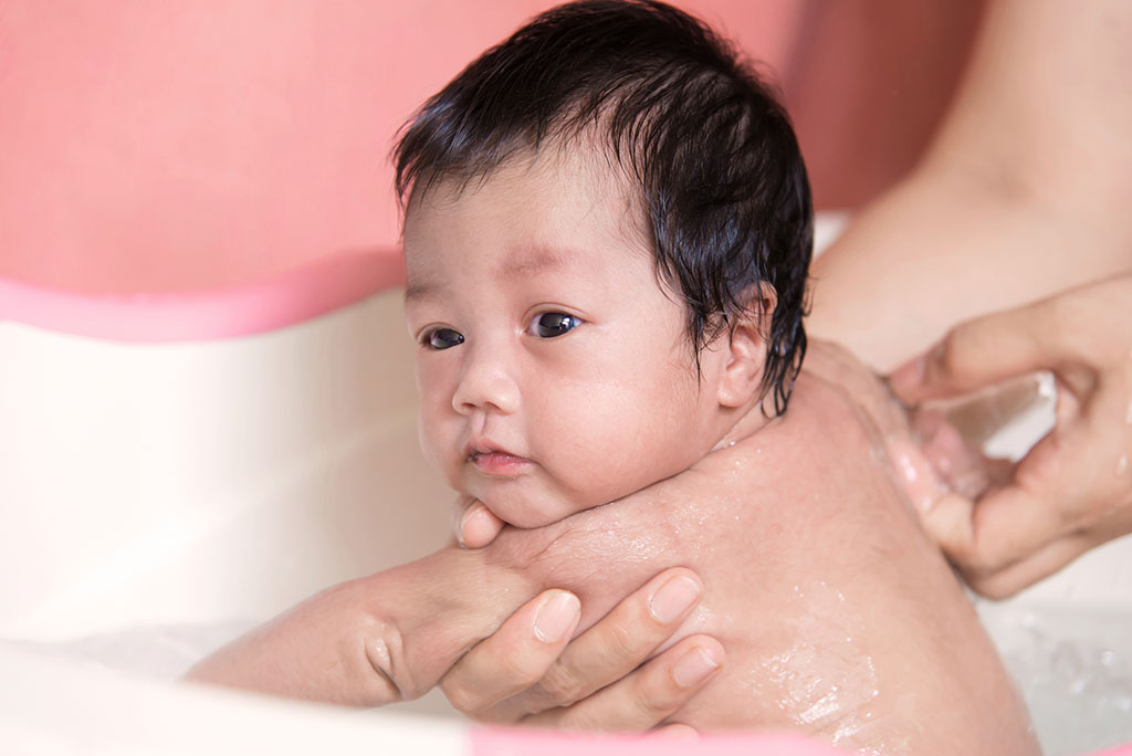 Có thể nấu nước các loại lá tắm cho trẻ để tăng sức đề kháng