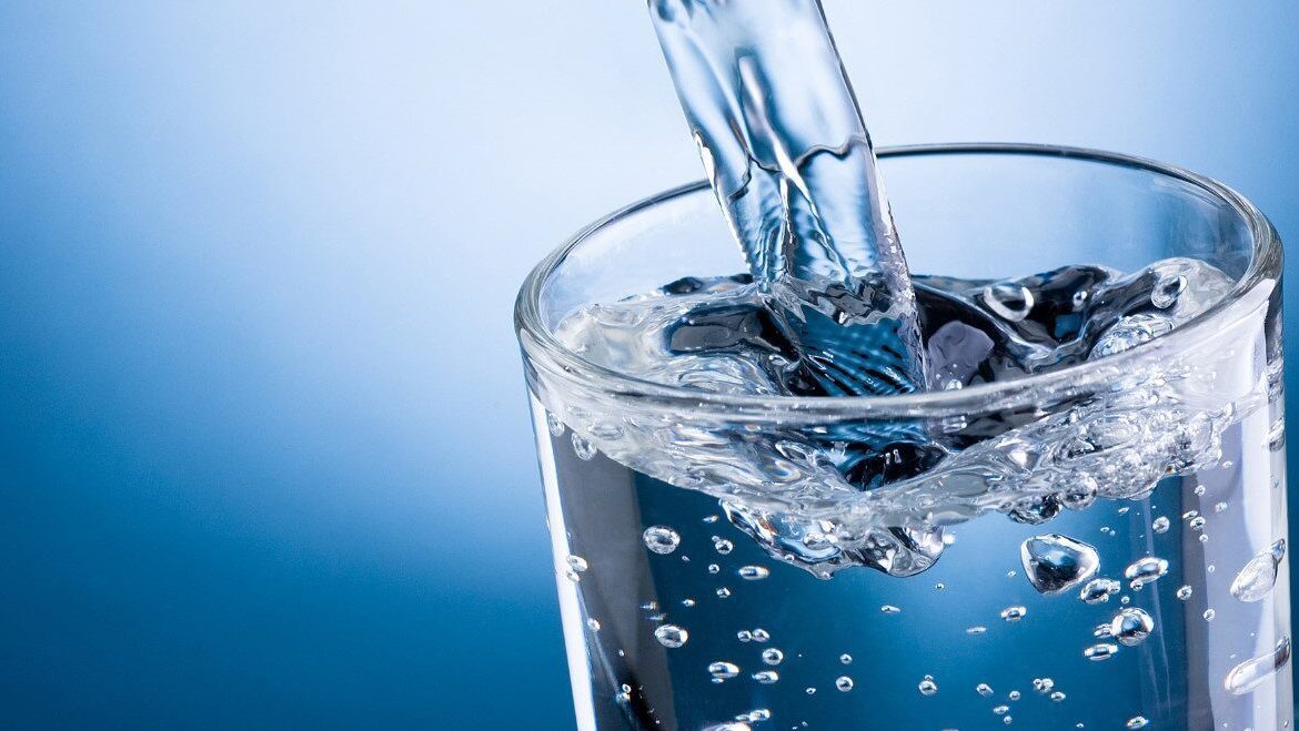 Bổ sung đủ nước sẽ làm tăng khả năng thải độc cũng như giúp cấp ẩm cho da