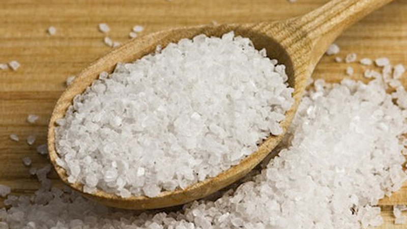 Hạt muối tinh cón hiều chất cần thiết cho trị thâm mụn